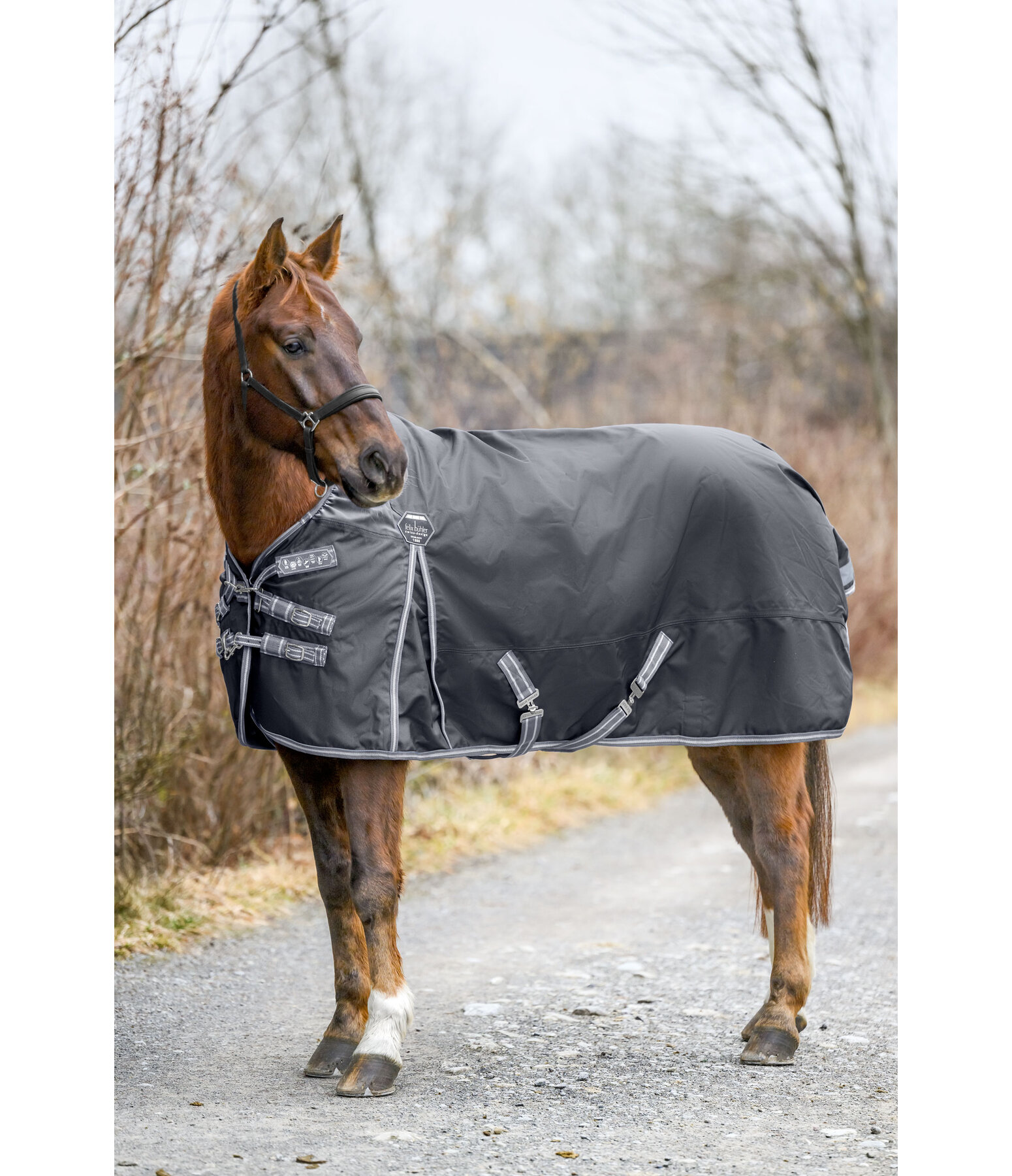  Functional and particularly versatile, tear-resistant turnout rug with a classic neckline (regular neck) made of 1,680 denier