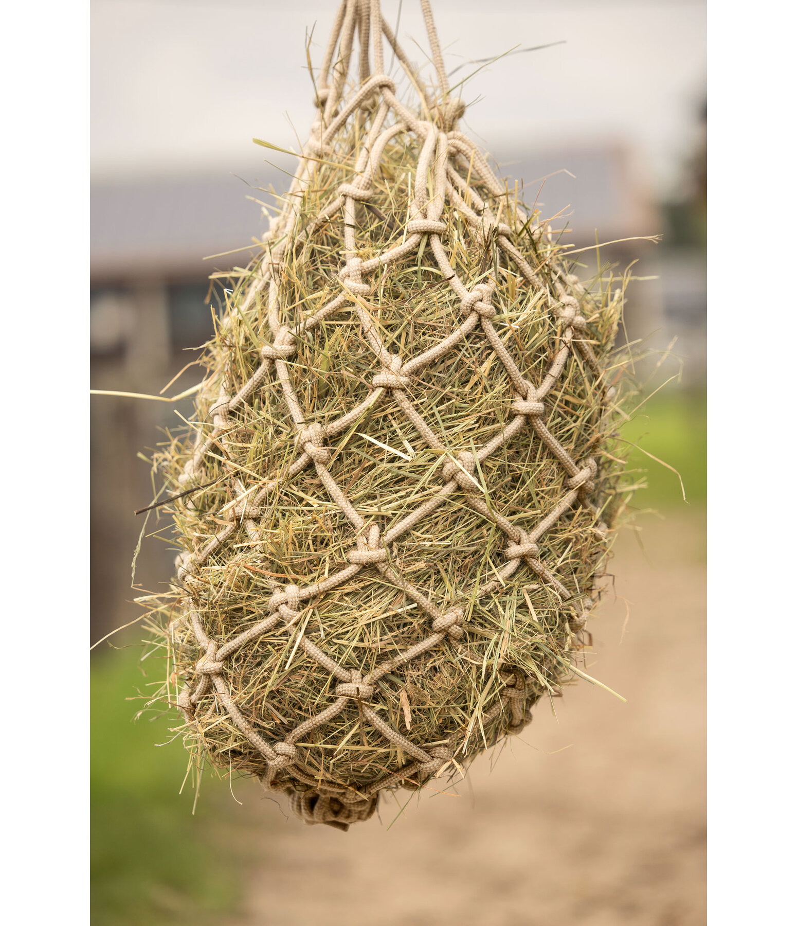 Filet � foin en jute  Dimensions des mailles 10 x 10 cm, capacit� 6 kg